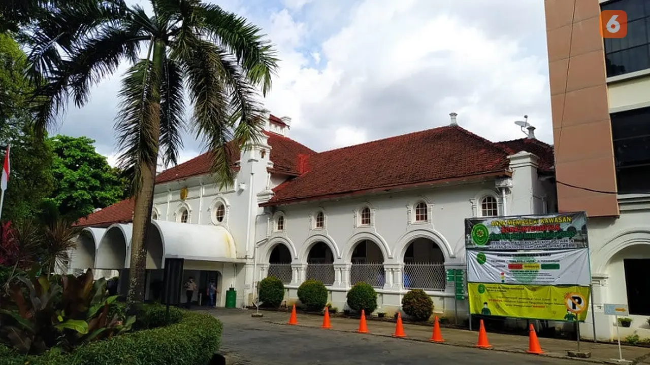 KPK limpahkan perkara dugaan suap perizinan yang jerat Gubernur Sulsel non-aktif Nurdin Abdullah dan Sekretaris PUTR Sulsel Edy Rahmat sebagai terdakwa ke Pengadilan Tipikor Makassar (Liputan6.com/ Eka Hakim)