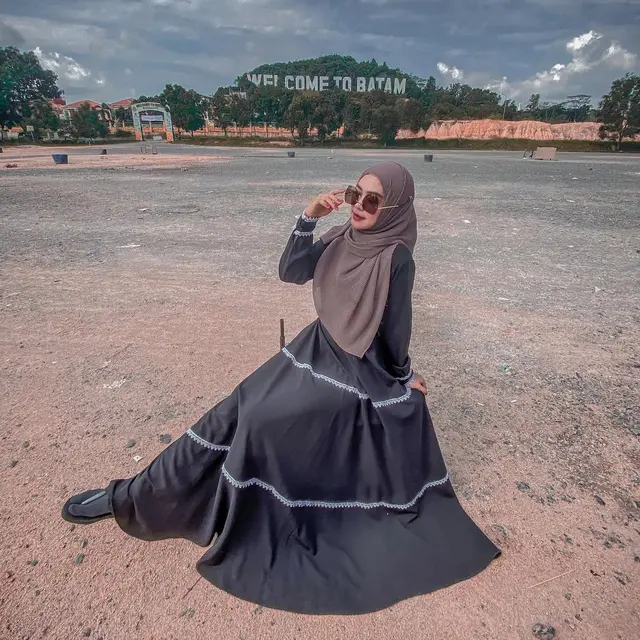 6 Gaya Elegan dan Stylish Ria Ricis dalam Balutan Outfit Serba Hitam  (instagram/riaricis1795)