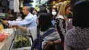 Sejumlah pembeli membeli makanan di gang, yang terkenal dengan pedagang kaki lima dan pakaian, sebelum mereka pergi bekerja di pusat kota Bangkok, Thailand (8/11/2019). (AP Photo/Aijaz Rahi)
