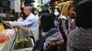Sejumlah pembeli membeli makanan di gang, yang terkenal dengan pedagang kaki lima dan pakaian, sebelum mereka pergi bekerja di pusat kota Bangkok, Thailand (8/11/2019). (AP Photo/Aijaz Rahi)
