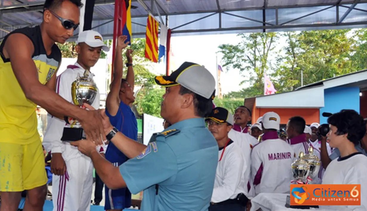 Citizen6, Jakarta Utara: Tim Dayung Kolinlamil berhasil meraih juara umum lomba dayung pekan olahraga TNI Angkatan Laut wilayah Barat (PORWILBAR) 2012 yang diselenggarakan di Danau Sunter Podomoro, Jakarta Utara, Kamis (7/6). (Pengirim: Dispenkolinlamil)