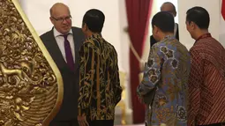 Presiden Joko Widodo (kanan tengah) menerima Menteri Ekonomi dan Energi Republik Federal Jerman Peter Altmaier di Istana Merdeka, Jakarta, Kamis (1/10). Keduanya membahas isu bisnis di bidang teknologi dan start up. (Liputan6.com/Angga Yuniar)