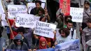 Massa yang tergabung dalam Aliansi Mahasiswa Papua dan FRI-West Papua membentangkan tulisan saat berunjuk rasa di depan kantor PT Freeport di Jakarta, Jumat (7/4). Mereka menuntut penutupan PT Freeport. (Liputan6.com/Helmi Fithriansyah)