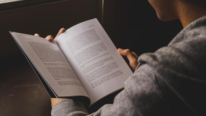 Ilustrasi Membaca Buku Credit: pexels.com/Nathan