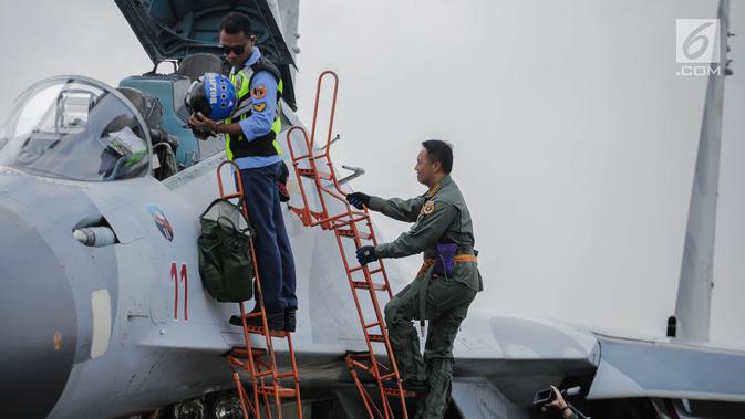 KSAD Jenderal TNI Andika Perkasa menaiki pesawat Sukhoi Su-30 saat akan melakukan joy flight di Lanud Halim Perdanakusuma, Jakarta, Jumat (5/4). Joy flight dilakukan untuk mendapatkan wing penerbang kehormatan dari KSAU Marsekal TNI Yuyu Sutisna. (Liputan6.com/FaizalFanani)