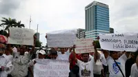 Sejumlah orang membawa poster saat menggelar unjuk rasa di depan Gedung MPR/DPR, Jakarta, Senin (27/2). Diantaranya kebijakan dilarangnya beroperasi sebagai transportasi online di beberapa tempat. (Liputan6.com/Johan Tallo)