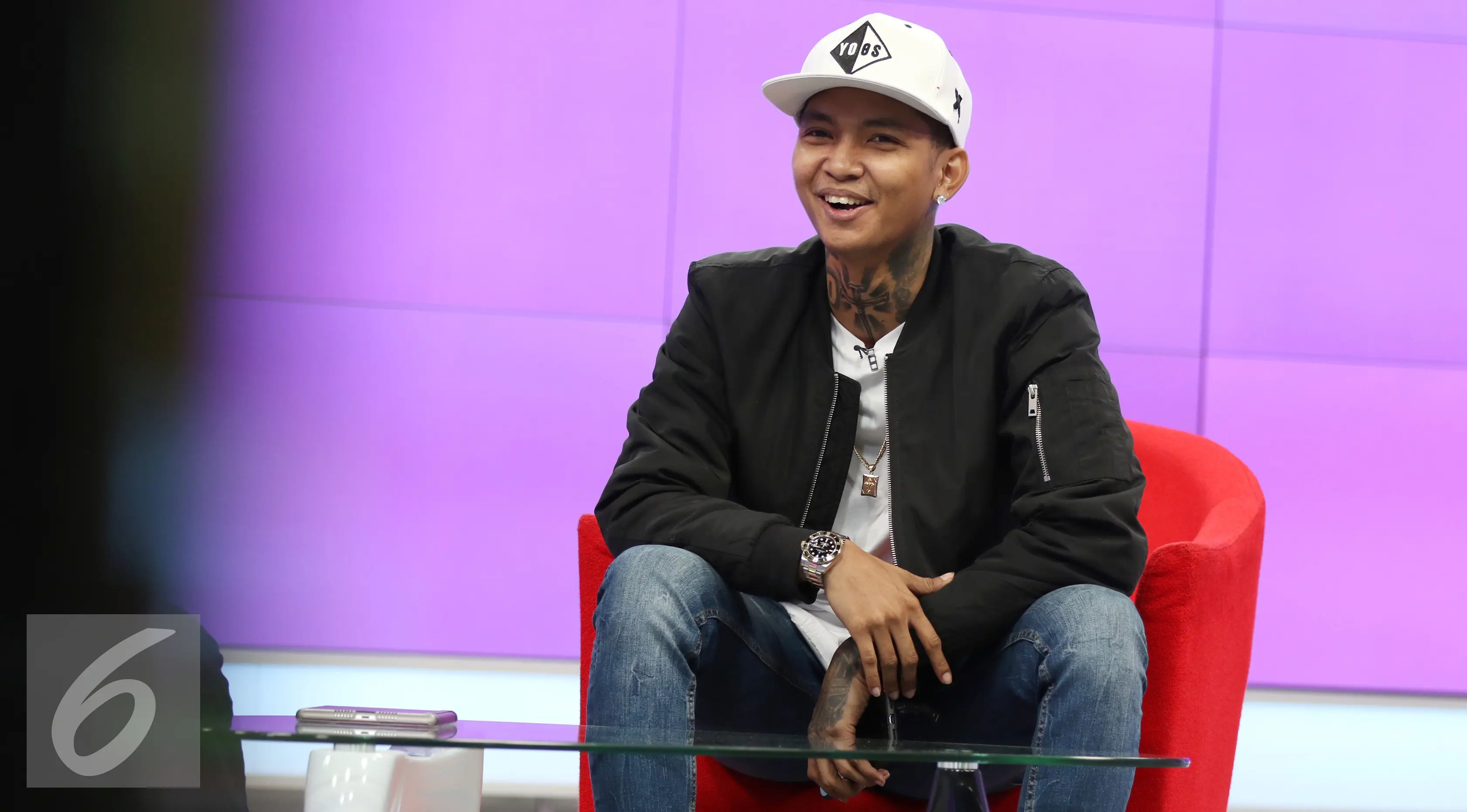 Samuel Alexander Pieter atau yang biasa disapa Young Lex saat menjadi bintang tamu dalam acara Dear Haters di Liputan6.com, Jakarta, Kamis (19/1). (Liputan6.com/Fatkhur Rozaq)