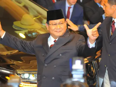 Capres nomor urut 02 Prabowo Subianto saat tiba di lokasi debat keempat Pilpres 2019 yang diselenggarakan KPU di Hotel Shangri-La, Jakarta, Sabtu (30/3). Debat kali ini mengangkat tema tentang ideologi, pemerintahan, pertahanan dan keamanan, serta hubungan internasional. (Liputan6.com/JohanTallo)