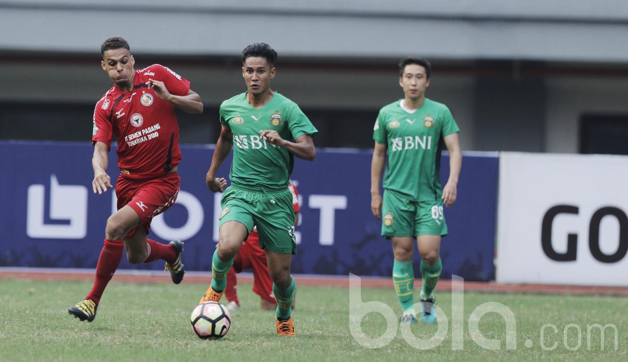 Pemain Semen Padang, Cassio De Jesus, berusaha mengejar pemain Bhayangkara, Indra Kahfi pada laga lanjutan Liga 1 Indonesia di Stadion Patriot, Bekasi, Sabtu (20/05/2017). Bhayangkara FC menang 1-0. (Bola.com/M Iqbal Ichsan)