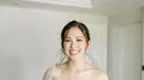 Gaun ini menampilkan aksen lace yang lembut dan detail bunga beads yang indah. Potongan off-shoulder pada gaunnya menciptakan tampilan klasik nan menawan yang sangat cocok untuk seorang mempelai wanita. [@ribkasugiarto].