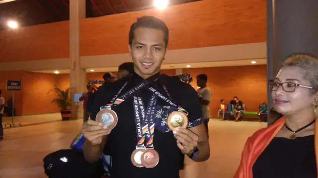 I Gede Siman Sudartawa memamerkan medali yang direbutnya di SEA Games 2017. (Liputan6.com/Dewi Divianta)