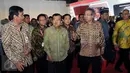 Wapres Jusuf Kalla (ketiga kiri) bersama Wagub Djarot Saiful Hidayat (kiri) berkeliling pameran Indonesia Internasional Motor Show 2015 di JI Expo Kemayoran, Jakarta, Rabu (19/8/2015). (Liputan6.com/Helmi Fithriansyah) 