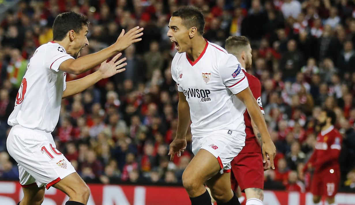 Striker Sevilla, Wissam Ben Yedder, melakukan selebrasi bersama Jesus Navas usai mencetak gol ke gawang Liverpool pada laga Liga Champions di Stadion Anfield, Kamis (14/9/2017). Liverpool ditahan imbang 2-2 oleh Sevilla. (AP/Frank Augstein)