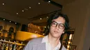 Tak hanya perempuan, para selebriti pria juga tampil tak kalah stylish. El Putra Sarira mengusung gaya smart casual lewat cardigan abu-abu dengan aksen huruf “C”, dipadukan dengan celana hitam dan sling bag kulit cokelat. Look ini terasa clean, modern, dan wearable, mewakili estetika urban yang timeless.  [Dok/KANMO GROUP].