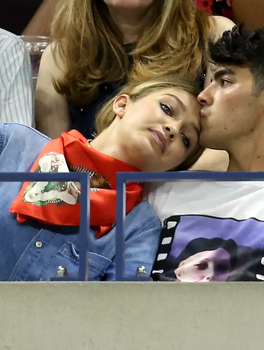 Memang menyenangkan melihat betapa Joe menyukai Gigi. Tapi seorang pacar yang terlalu menguasai bisa membosankan. Gigi tidak bisa mengikuti tur band baru Joe karena dia juga memiliki kesibukan. (AFP/Bintang.com)