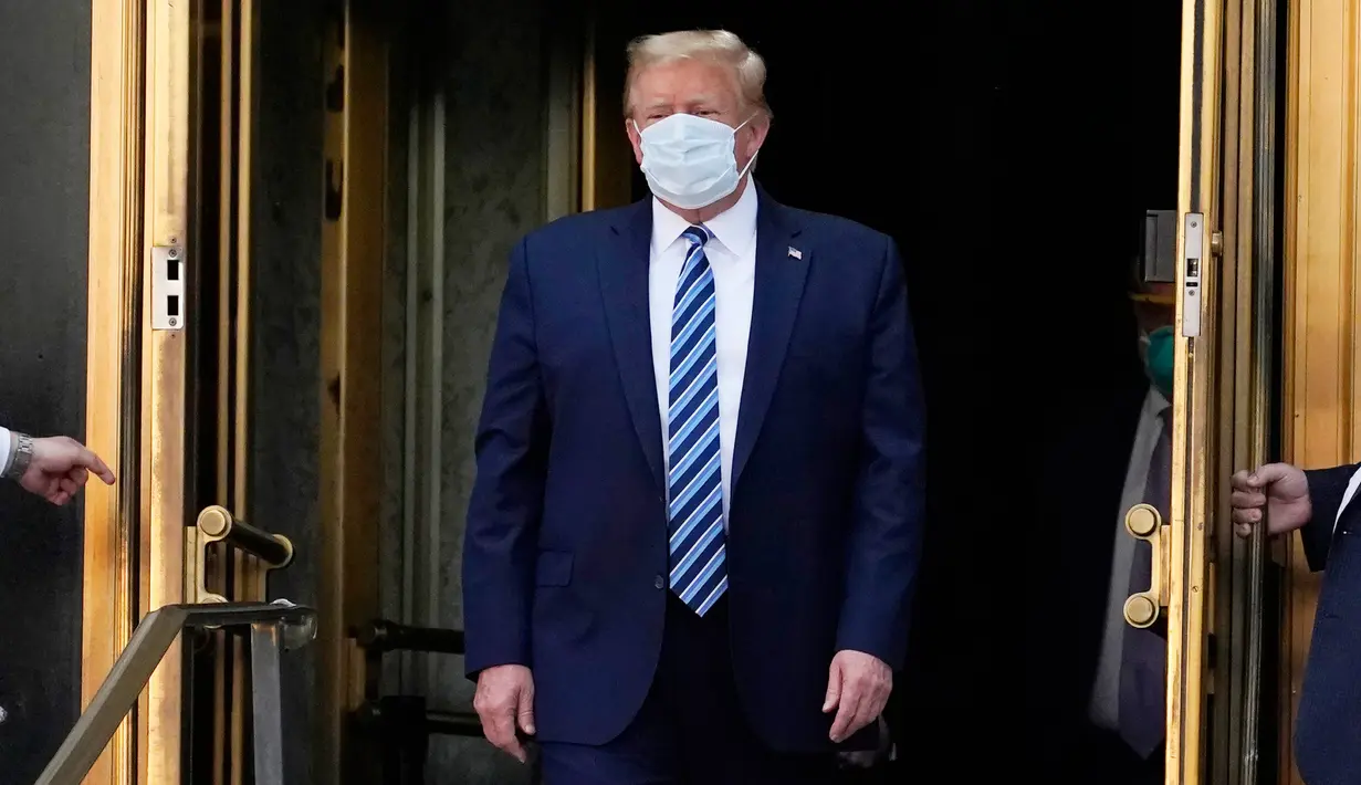 Presiden AS Donald Trump keluar dari Walter Reed National Military Medical Center di Bethesda, Maryland pada Senin (5/10/2020). Donald Trump meninggalkan rumah sakit tempat dia dirawat karena Covid-19 dan langsung kembali ke Gedung Putih yang sedang menjadi kluster infeksi baru (AP Photo/Evan Vucci)