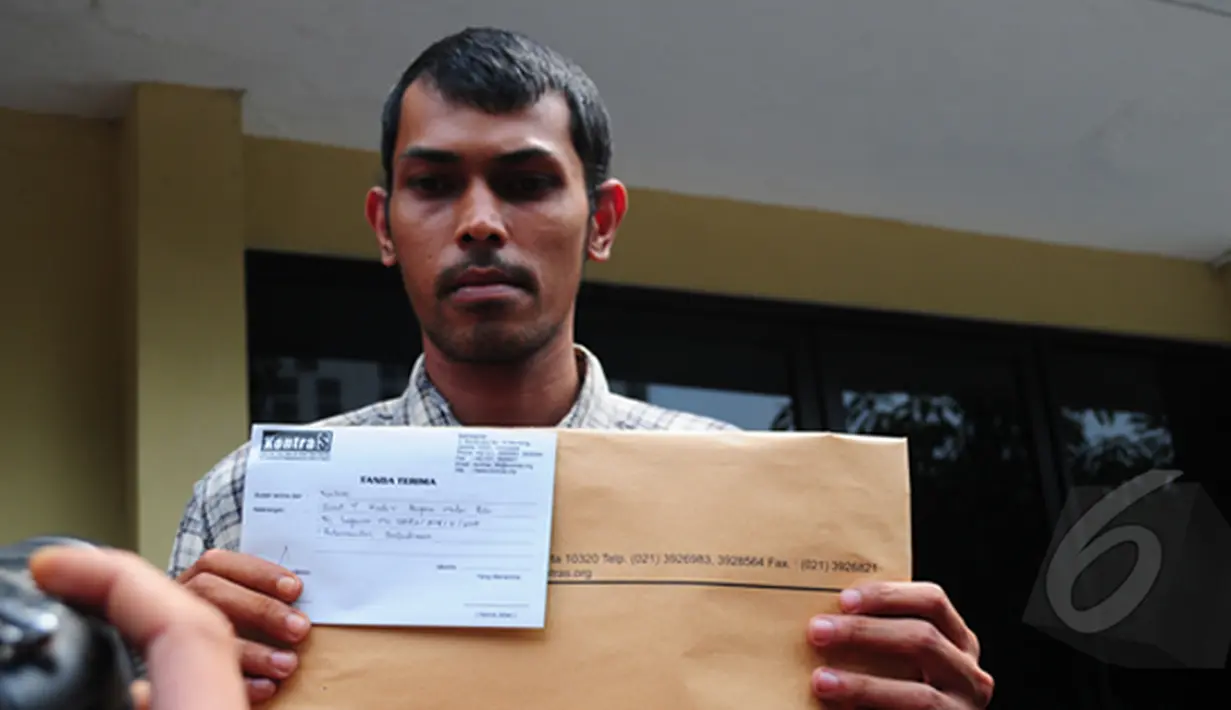 Arif Nurfikri memperlihatkan berkas laporan rekomendasi Ombudsman RI untuk Kadiv Propam Mabes Polri, Jakarta (25/2/2015). (Liputan6.com/Yoppy Renato)