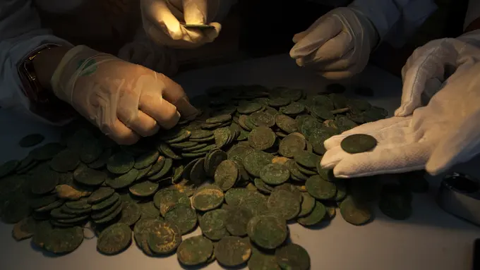 Ditemukan Harta Karun Uang Romawi dengan Harga Tak Terhitung
