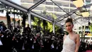 Model AS Bella Hadid berjalan di karpet merah saat menghadiri pemutaran film "Rocketman" di Festival Film Cannes edisi ke-72 di Cannes, Prancis (16/5/2019). Bella Hadid tampil cantik mengenakan gaun tulle semi-tipis putih yang memukau oleh Dior Haute Couture. (AFP Photo/Christophe Simon)