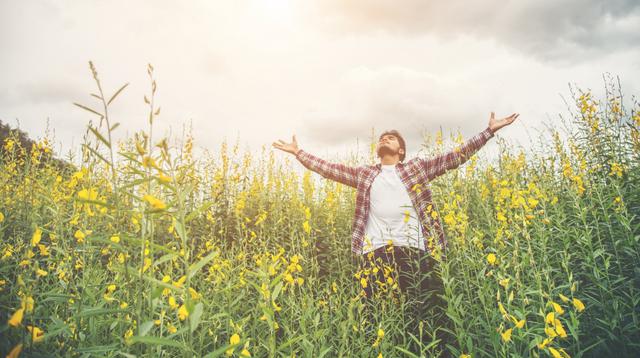 Ilustrasi semangat, motivasi, inspirasi, kebebasan, menikmati hidup. (Image by jcomp on Freepik)