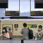 Penumpang menunggu kereta peluru Shinkansen di stasiun kereta Shin-Yokohama di Yokohama, Prefektur Kanagawa (22/7/2020). Kampanye "Go To Travel" menawarkan subsidi dan diskon untuk pelancong dalam menghidupkan industri pariwisata domestik yang dilanda pandemi COVID-19. (AFP Photo/Kazuhiro Nogi)