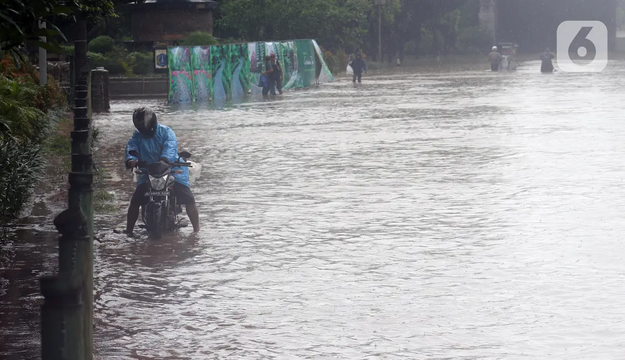 Kendaraan pengendara mogok saat menerobos genangan air di Jalan Di Panjaitan dekat Halte Transjakarta Cawang Soetoyo, Jakarta, Rabu (1/1/2020). Hujan yang mengguyur Jakarta sejak Selasa sore (31/12/2019) mengakibatkan banjir di sejumlah titik di Jakarta. (Liputan6.com/Helmi Fithriansyah)