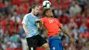 Duel udara bek timnas Uruguay, Diego Godin dengan pemain timnas Chile, Junior Fernandes pada laga terakhir grup C Copa America 2019 di stadion Maracana, Rio de Janeiro, Senin (24/6/2019). Uruguay berhasil melaju ke perempatfinal dengan status juara Grup C usai mengalahkan Chile 1-0 (AP/Eraldo Peres)