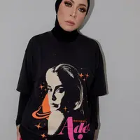 Perempuan berusia 49 tahun ini kian tirus saja usai diet ketatnya sukses. Kini ia terlihat ABG dengan tubuh langsingnya. Penampilan menawan Melly Goeslaw pun bikin warganet kian terkesima. (Liputan6.com/IG/melly_goeslaw)