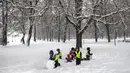 Anak-anak bermain salju setelah hujan salju lebat di Vilnius, Lituania, Jumat, 9 Desember 2022. Salju terus turun di seluruh negeri, dengan suhu hanya 0 derajat Celcius (32,0 derajat Fahrenheit). (AP Photo/Mindaugas Kulbis)