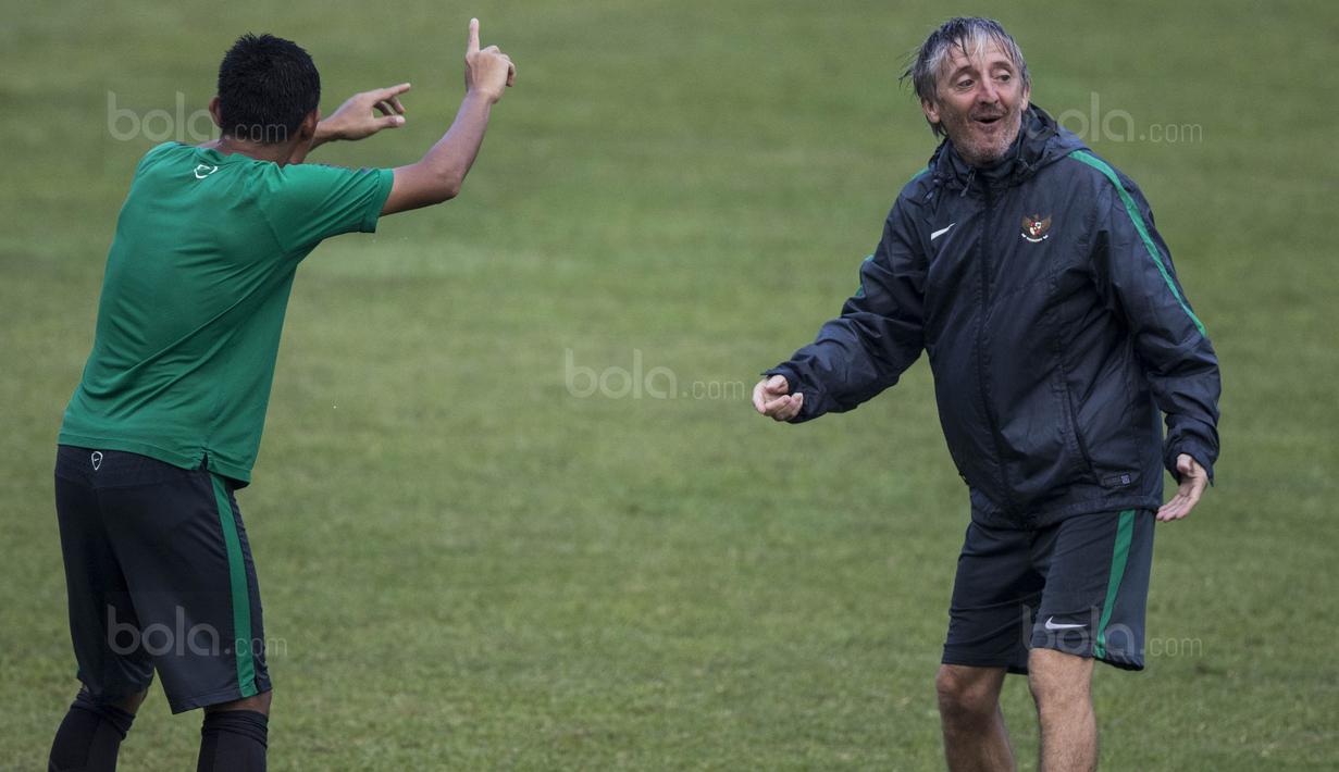 Gelandang Timnas Indonesia, Evan Dimas, bermain crossbar dengan pelatih fisik, Miguel Gandia, usai latihan di Stadion UKM, Selangor, Sabtu (19/8/2017). Evan kalah saat bermain crossbar dengan Miguel. (Bola.com/Vitalis Yogi Trisna)