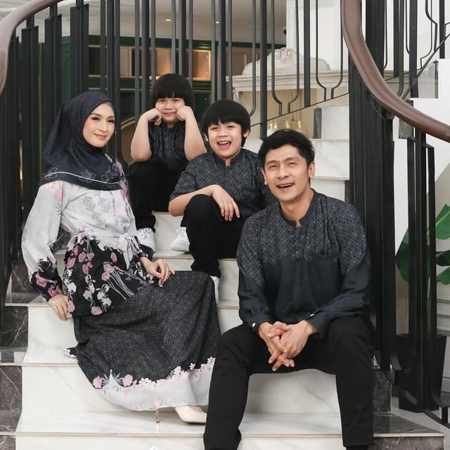 6 Potret Keluarga Kecil Donita dan Adi Nugroho,