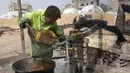 Untuk diketahui, sampah plastik dapat diolah menjadi Bahan Bakar Minyak (BBM) dilakukan menggunakan Metode Pirolisis. (BASHAR TALEB/AFP)
