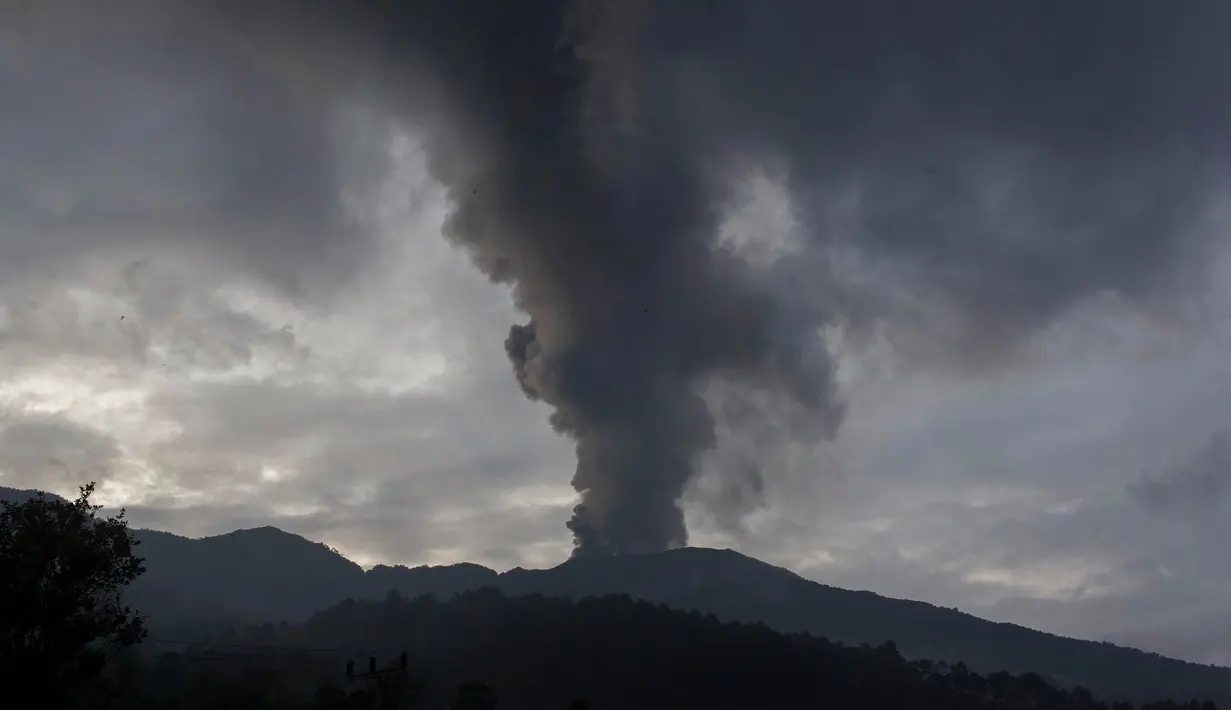 Puluhan orang yang tinggal di lereng Gunung Marapi telah dievakuasi dari rumah mereka. (AP Photo/Givo Alputra)