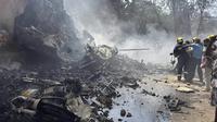 Petugas di lokasi pesawat Air India Jatuh di permukiman Ahmedabad, Kamis 12 Juni 2025. (AP/Ajit Solanki)