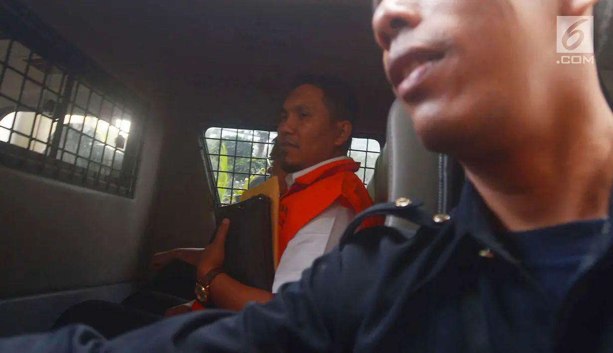 Bupati Bener Meriah Ahmadi berada di dalam mobil tahanan usai menjalani pemeriksaan di KPK, Jakarta, Kamis (5/7). Ahmadi terjaring OTT terkait pemberian suap pengalokasian dan penyaluran dana otonomi daerah khusus Aceh. (Merdeka.com/Imam Buhori)