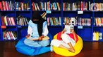 Pengujung membaca buku kesukaan mereka yang tersedia di Perpustakaan Taman Literasi Martha Christina Tiahahu, Blok M, Jakarta, Sabtu (10/6/2023). (merdeka.com/Imam Buhori)