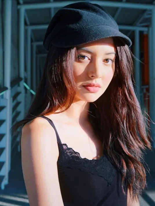 Menjadi tersangka kasus psikotropika jenis ganja, pria yang akrab disapa Ello ini harus berpisah dengan kekasihnya lantaran berada di penjara. Aurelie, sebagai kekasih kabarnya akan setia menunggu Ello sampai kasusnya selesai.(Instagram/aureliemoeremans)