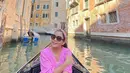 Selama di Venesia, Mayangsari tampil modis mengenakan outfit warna cerah @mayangsari_official.