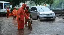 Petugas PPSU Kel Kuningan Barat melokalisir sebagian jalan di putaran kolong fly over Kapt Tendean, Jakarta, Selasa (9/2/2016). Hujan yang mengguyur Jakarta, Selasa (9/2) sore mengakibatkan putaran ini tergenang air. (Liputan6.com/Helmi Fithriansyah)