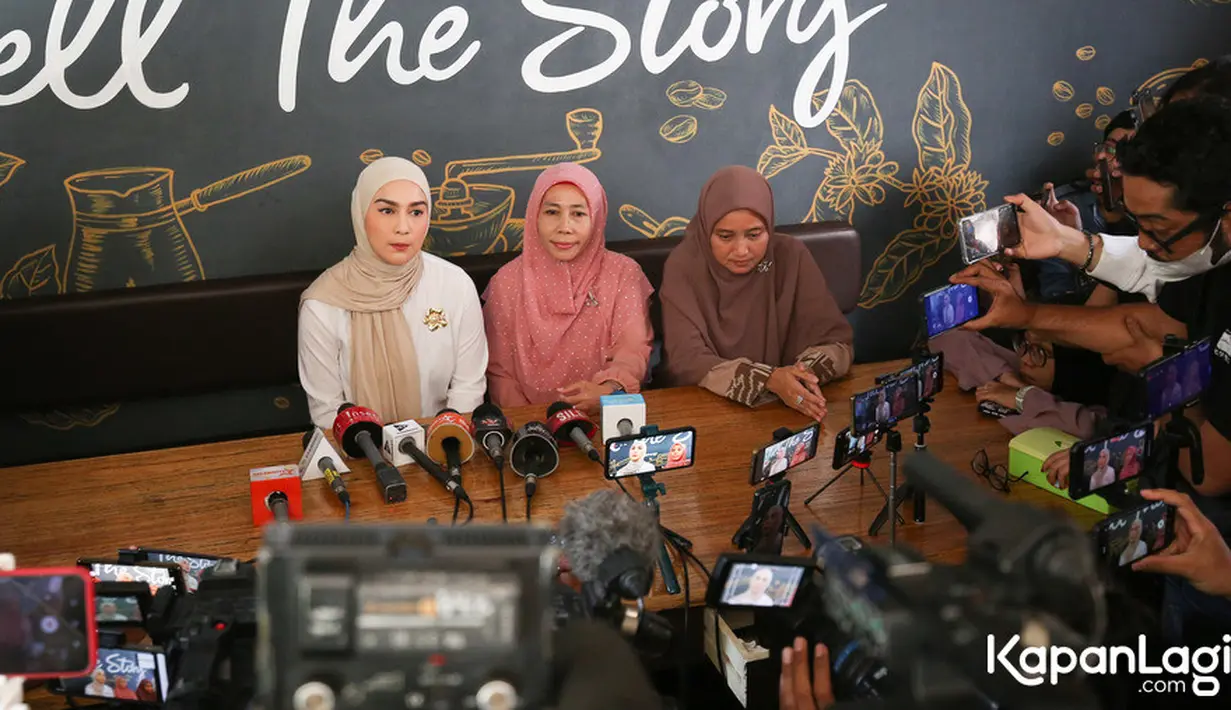 "Positifnya, Mba Irish fokus pada pekerjaannya, bisa dilihat dari IG-nya, beliau fokus kerja dan mengurus anak," kata kuasa hukum Irish Bella. [Foto: KapanLagi.com®/Bayu Herdianto]