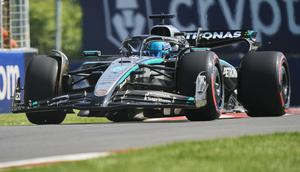Pembalap Mercedes, George Russell, menjalani sesi kualifikasi F1 GP Kanada 2025 di Sirkuit Gilles-Villeneuve, di Montreal, Kanada, Minggu (15/6/2025) dini hari WIB. (Geoff Robins / AFP)