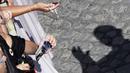 Bayangan Paus Fransiskus terlihat di tanah saat dia memberkati umat beriman di halaman St. Damaso pada kesempatan audiensi umum mingguan di Vatikan, Rabu, (16/9/2020). (AP Photo/Gregorio Borgia)