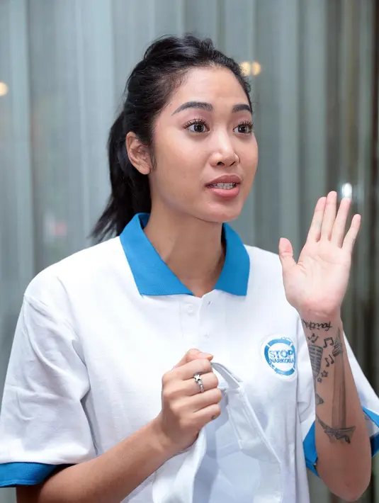 Kepala BNN Budi Waseso memberikan penyuluhan bahaya narkoba di Kartika Chandra, Kamis (4/5). Beberapa artis yang hadir diantaranya, Miing, Sammy Simorangkir, Ratna Listy, Jane Shalimar, Ozy Syaputra dan penyanyi Widi Vierra. (Deki Prayoga/Bintang.com)