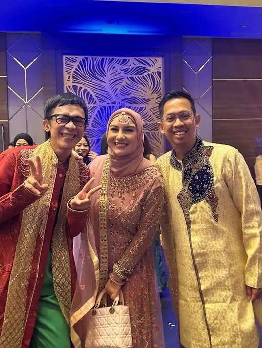 Ada juga Aming yang tampil kece dengan baju tradisional India berwarna merah dan emas yang bernama Sherwani. [@_irishbella_]