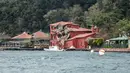 Pemandangan di sekitar gedung bersejarah yang rusak akibat kecelakaan kapal tanker di pantai Bosphorus, Istanbul, Turki (7/4). Gedung Hekimbasi Salih Efendi itu rusak berat usai ditabrak kapal tanker. (AFP Photo/Gurcan Ozturk)