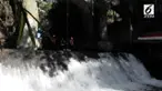 Masyarakat menggelar upacara di sungai, sebagai ajakan untuk menjaga kebersihan sungai dengan cara tidak membuang sampah di sungai.