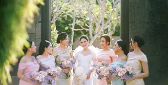 Dalam wedding finale pernikahan Jessica Mila, para bridesmaid tampil klasik dengan gaun panjang off-the-shoulder warna-warni pastel. [Foto: Instagram @jscmila]