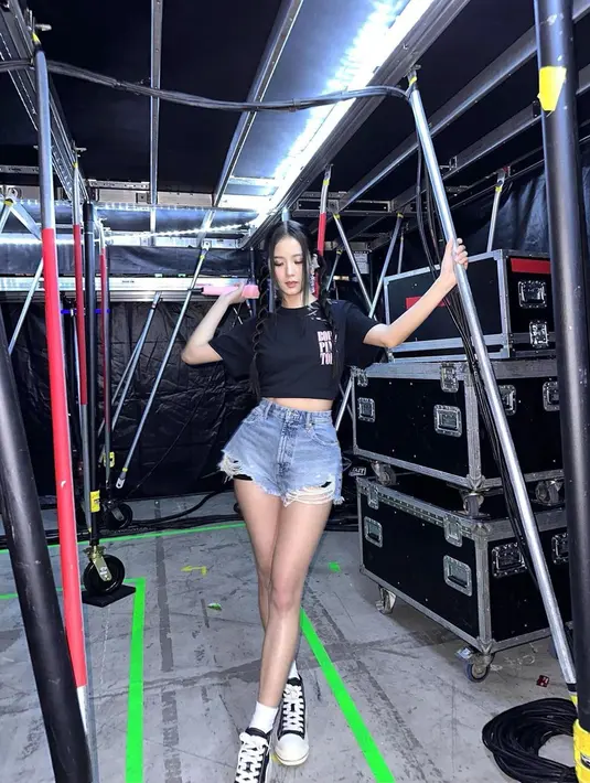 Gaya kasual Jisoo satu ini juga tak lepas dari sorotan. Ia terlihat tampil dengan kaos tur yang dipadukan dengan celana jeans serta sneakers. (Liputan6.com/IG/@sooyaaa__)