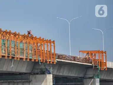 Pekerja menyelesaikan proyek 6 Ruas Tol Dalam Kota Seksi A rute Kelapa Gading-Pulo Gebang, Jakarta, Rabu (9/6/2021). Dirut PT Jakarta Tollroad Development Frans S. Sunito mengungkapkan pembangunan jalan tol tersebut ditargetkan selesai Juli 2021. (merdeka.com/Iqbal S. Nugroho)