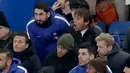 Manajer Chelsea Antonio Conte duduk di bangku penonton setelah diusir wasit pada laga pekan 14 Premier League kontra  Swansea City di Stamford Bridge, Rabu (29/11). Protes Antonio Conte pada asisten wasit berbuah kartu merah. (AP Photo/Matt Dunham)
